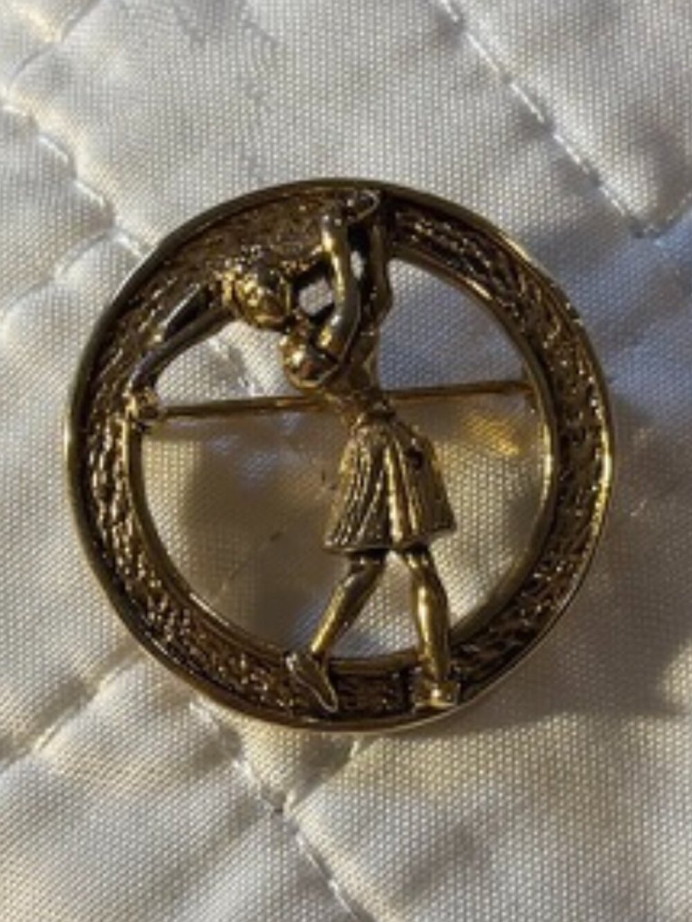 Fun Vintage AJC Gold Tone Lady Golfer Circle Brooch Pin